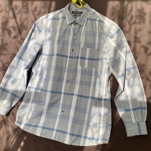 **** SOLD**** Slim fit 4 season shirt.